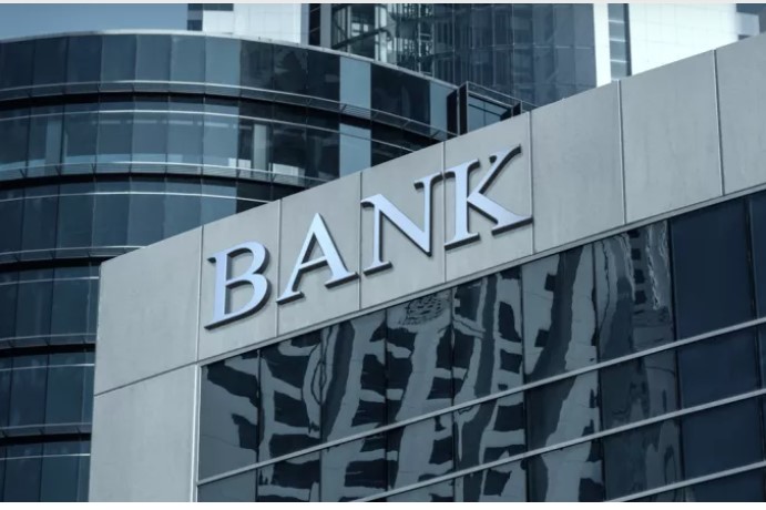Τι αλλάζει στις προμήθειες συναλλαγών μετά το πρόστιμο «μαμούθ» στις τράπεζες από την Επιτροπή Ανταγωνισμού