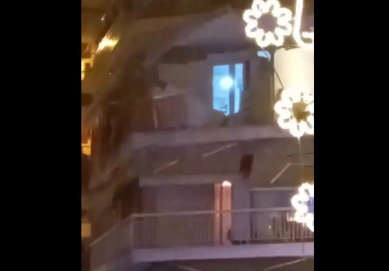 Θεσσαλονίκη: Ισχυρή έκρηξη φιάλης υγραερίου σε σπίτι στις Συκιές - Στο νοσοκομείο με εγκαύματα 25χρονος ένοικος (video)