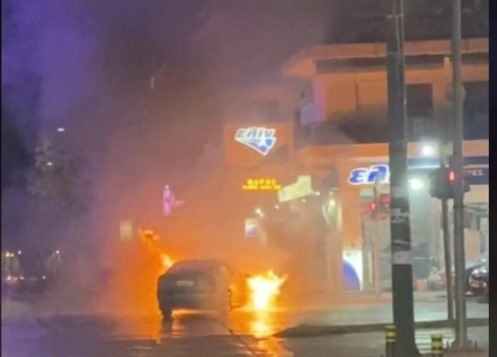  Η στιγμή που αυτοκίνητο στη Θεσσαλονίκη τυλίγεται στις φλόγες κοντά σε βενζινάδικο
