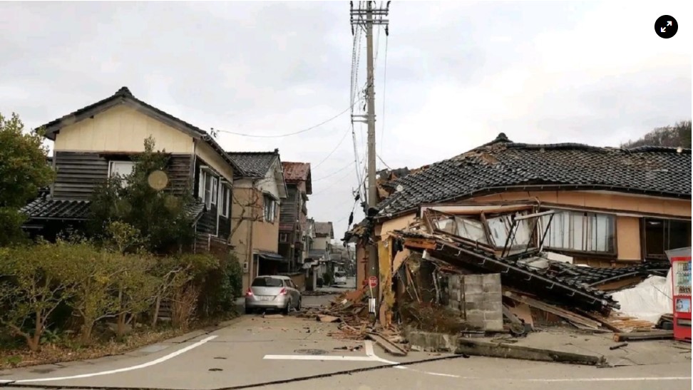 7,4 Ρίχτερ συγκλόνισαν στην Ιαπωνία - Μεγάλες ζημιές σε σπίτια, άνοιξαν δρόμοι, «φούσκωσαν» ποτάμια (Βίντεο)