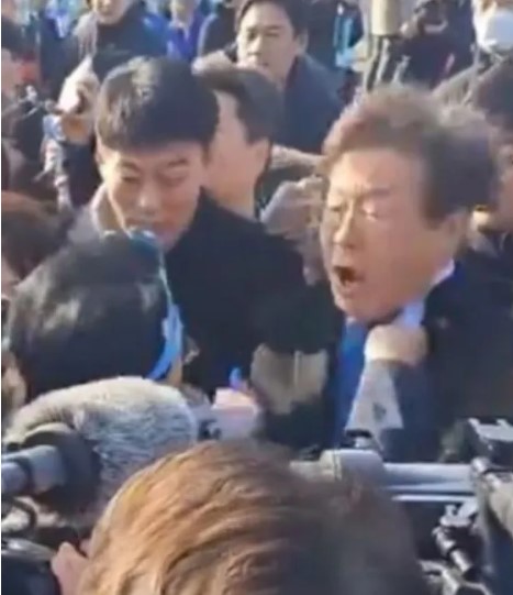 Νότια Κορέα: Ο ηγέτης της αντιπολίτευσης δέχθηκε επίθεση με μαχαίρι στον λαιμό