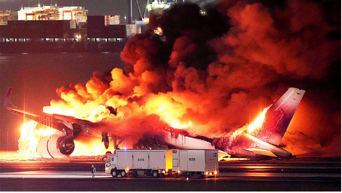 Συναγερμός στην Ιαπωνία - Φωτιά σε αεροσκάφος της Japan Airlines στην προσγείωση