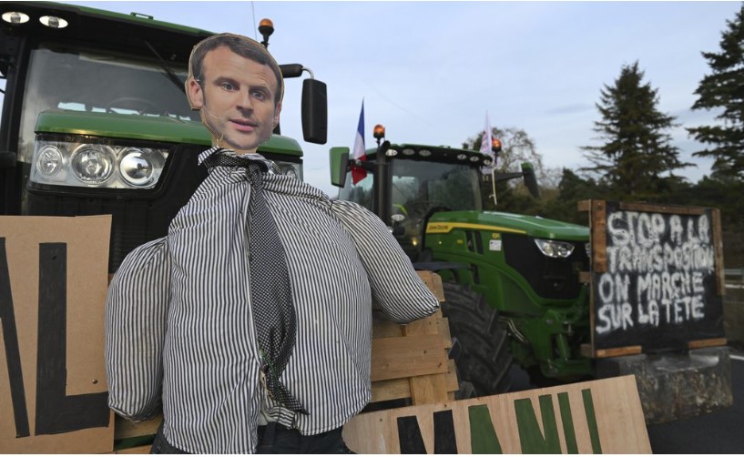 Ο Μακρόν κατηγορεί τώρα την Ε.Ε. για τη δυσαρέσκεια των αγροτών υπό το φόβο της Μαρίν Λεπέν