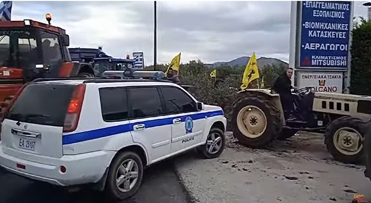 Έσπασαν το μπλόκο της αστυνομίας οι αγρότες της Αταλάντης και με τα τρακτέρ τους έφτασαν στην εθνική οδό Αθηνών Θεσσαλονίκης στο ύψος της Σκάλας Αταλάντης