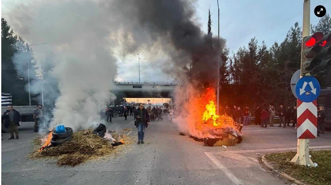 Αγρότες: Νέα μπλόκα σε Πλατύκαμπο, Στεφανοβίκειο και Καρδίτσα - Έκλεισαν δρόμους και άναψαν φωτιές