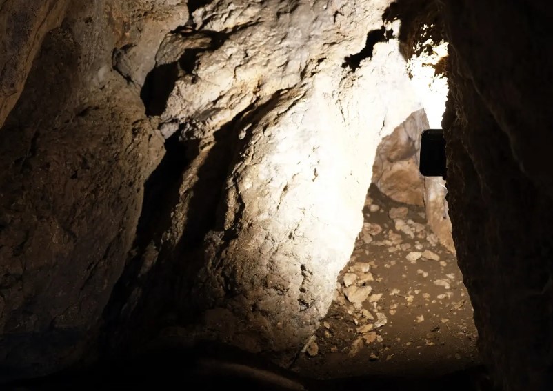 Κόρινθος: Οικογένεια ζει σε σπηλιά 30 μέτρων - Επιτέθηκαν με τόξα σε αστυνομικούς!