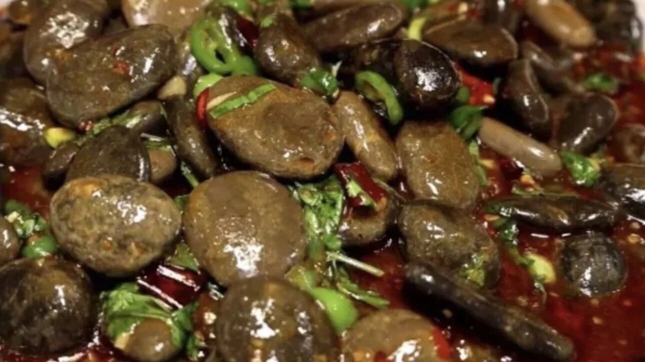 Κίνα: Οι τηγανητές... πέτρες είναι η νέα τάση στο street food