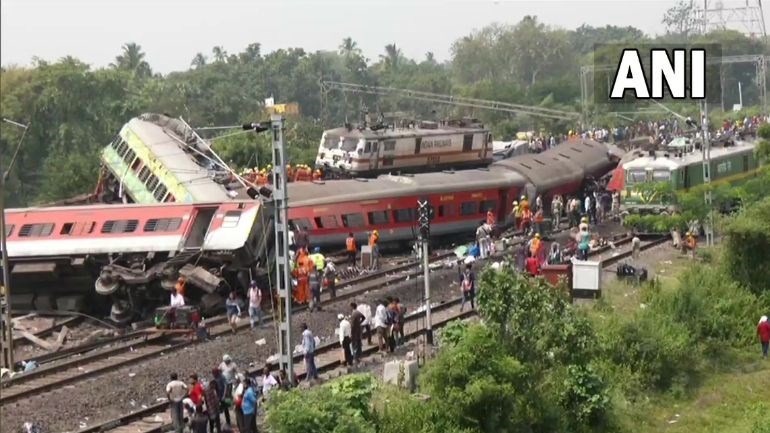 Στους 288 οι νεκροί από τη σύγκρουση τρένων στην Ινδία