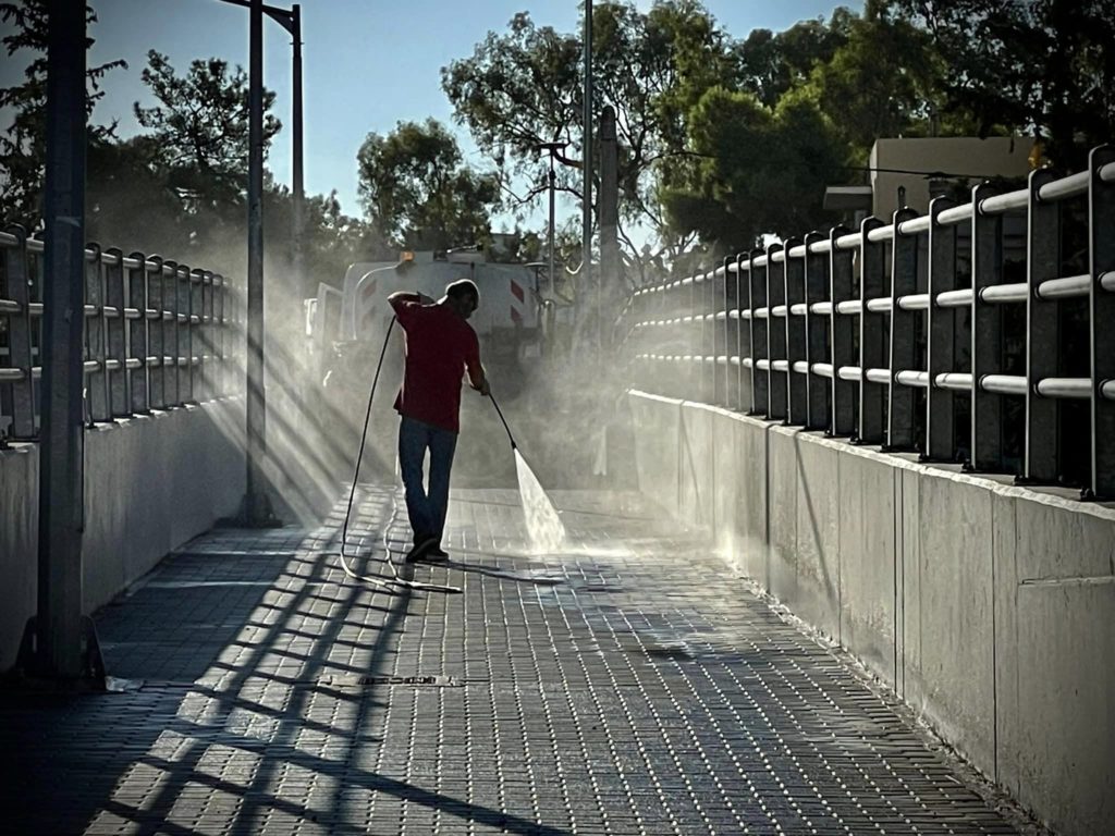 Νέα Φιλαδέλφεια: Καταγγελία φωτορεπόρτερ – «Έψαχναν για στοιχεία στη γέφυρα που πριν λίγες ώρες έπλυναν με πιεστικό»