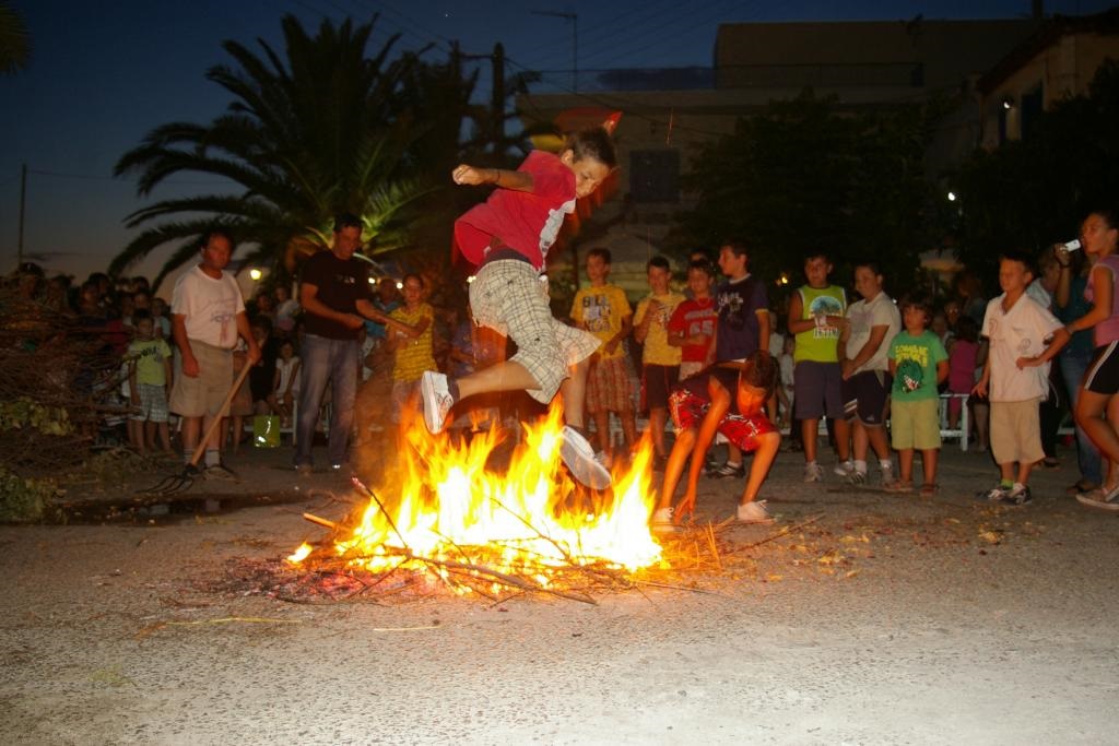 Ανάβουν, το βράδυ της Τετάρτης 23 Ιουνίου, σε γειτονιές των Θρακιωτών στην Πτολεμαΐδα οι φωτιές του Αι- Γιάννη