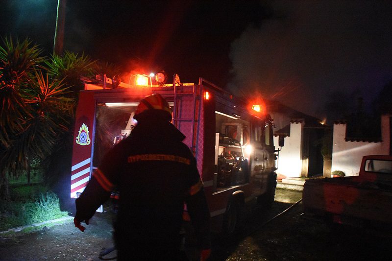 Νάουσα: Νεκρός ηλικιωμένος μετά από φωτιά σε μονοκατοικία – Τον πλάκωσε στέγη