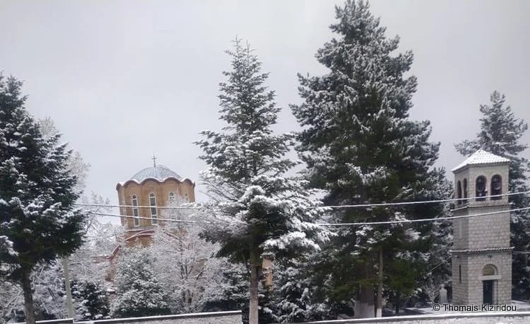 Έπεσε το πρώτο χιόνι στην Παναγία Σουμελά στο Βέρμιο – Στα ολόλευκα η Καστανιά