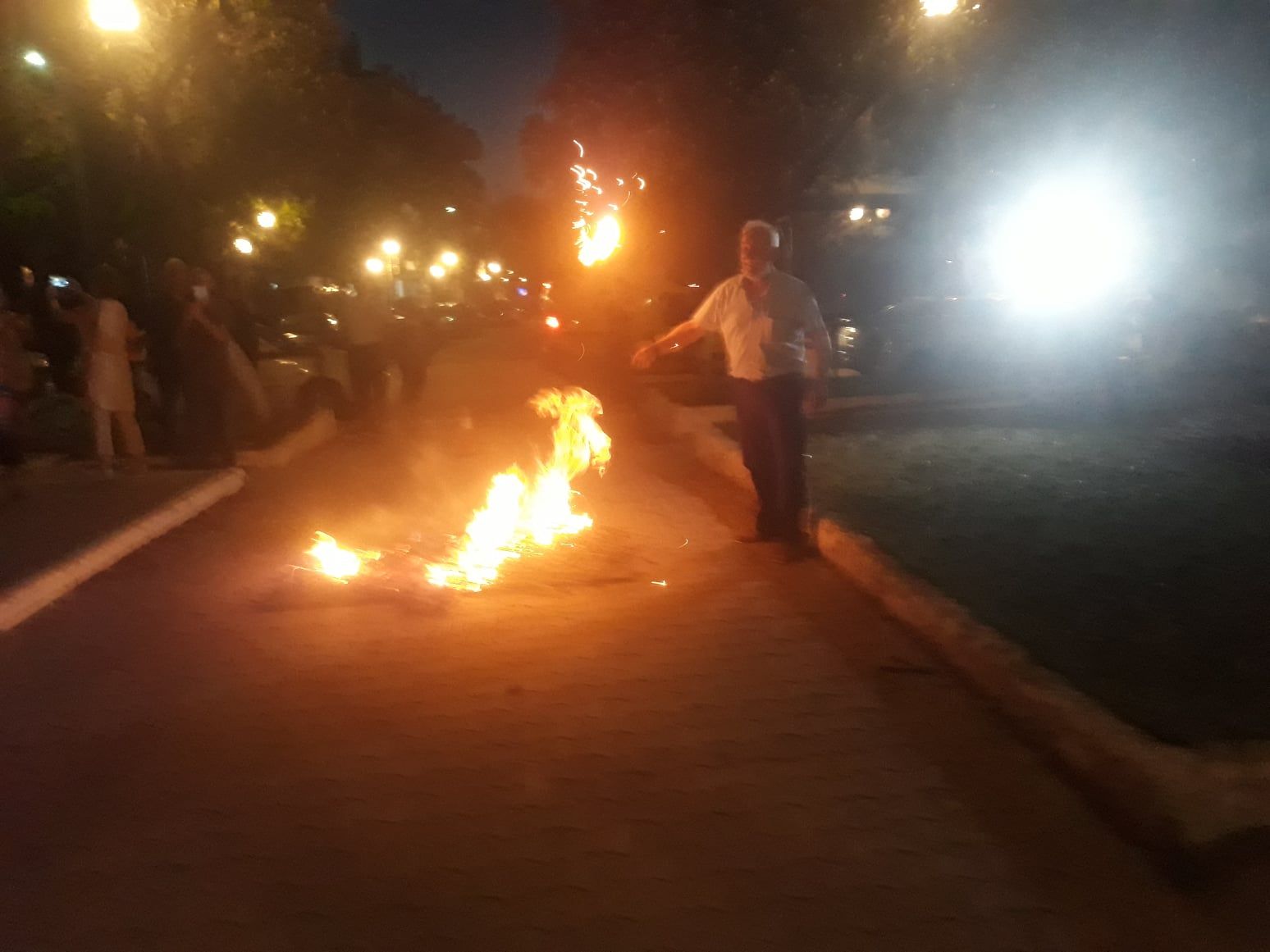 “Λαμπάδιασε” σήμερα το βράδυ η Κάτω Πτολεμαΐδα με τις φωτιές που άναψαν σε γειτονιές και μπροστά από τη Θρακική Εστία Εορδαίας 