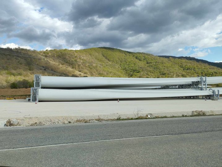 Νίκος Βουνοτρυπίδης - Ανάμεσα στο Ρυάκιο και τον Άγιο Δημήτριο Κοζάνης (πολύ κοντά στον ΑΗΣ Αγίου Δημητρίου), είναι ο αποθηκευτικός χώρος για την μεταφορά των ανεμογεννητριών που προορίζονται για το Βέρμιο