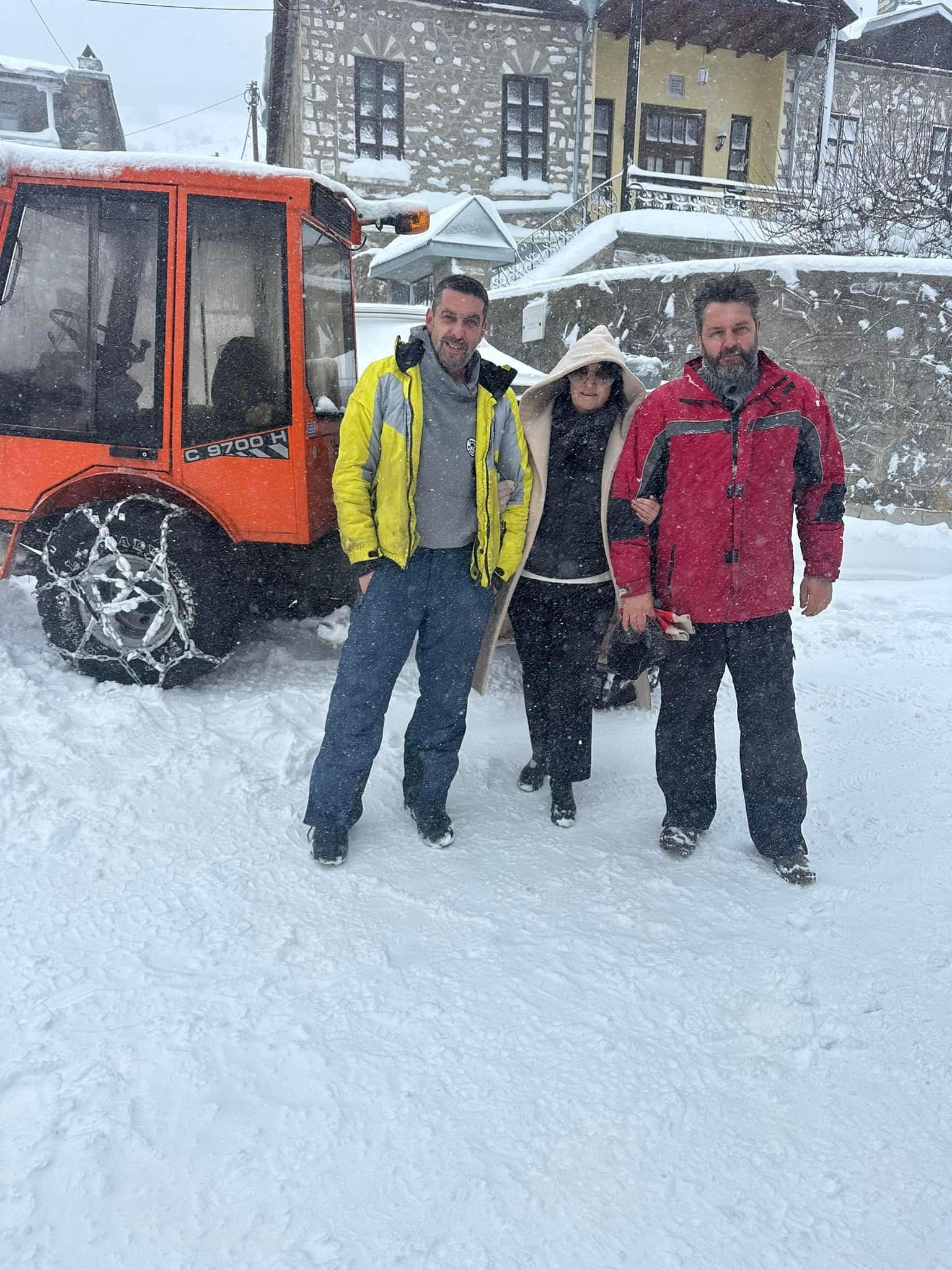 Μαρία Διδασκάλου, Πρόεδρος Κοινότητας Νυμφαίου: «Ευγνώμονες απέναντι στους χειριστές των εκχιονιστικών μηχανημάτων που νύχτα μέρα φροντίζουν για τον αποχιονισμό των δρόμων του οικισμού.»