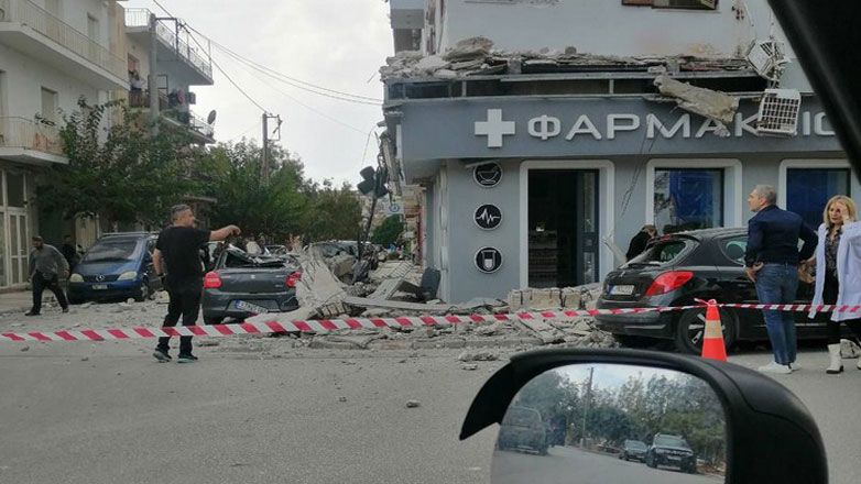  Κατέρρευσαν μπαλκόνια κτηρίου στο Λαύριο