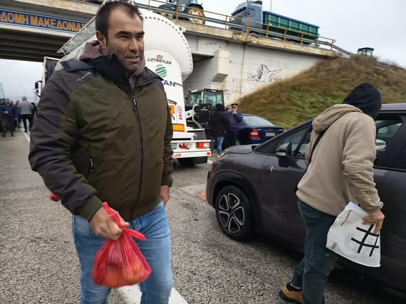 Κόμβος Φιλώτα. Το μπλόκο αγροτών, κτηνοτρόφων, μελισσοκόμων, από την Εορδαία και το Αμύνταιο, έκλεισε τον δρόμο, μπροστά από τον κόμβο, Ο δρόμος θα ανοίξει στις 17:00