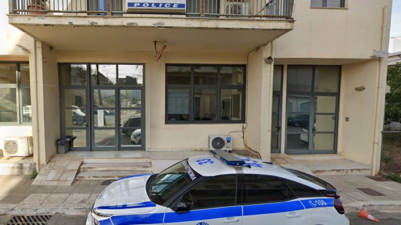 Πυρπόλησε δύο περιπολικά έξω από το αστυνομικό τμήμα Μεσσήνης