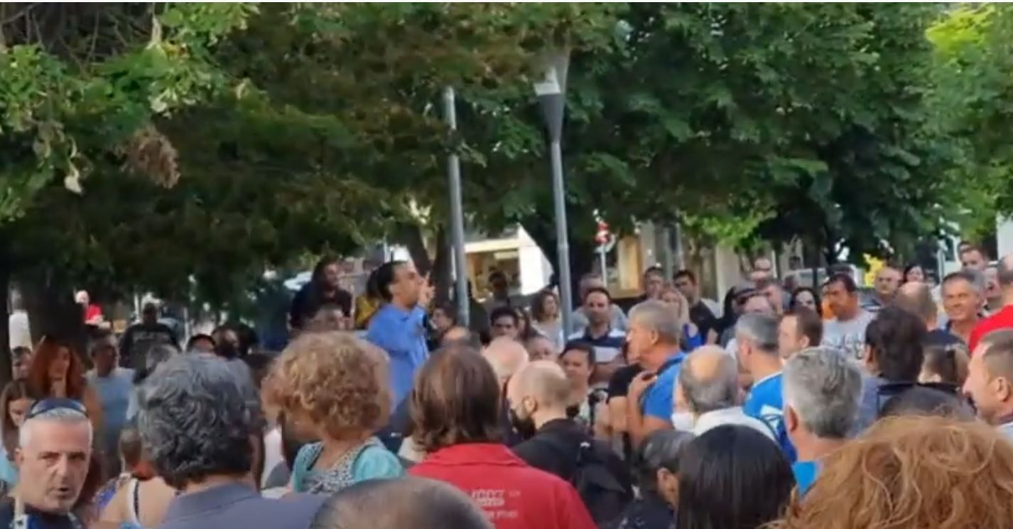 Κοζάνη: Zήτησαν από δημοσιογράφο τοπικού ΜΜΕ να αποχωρήσει από τη συγκέντρωση διαμαρτυρίας κατά του υποχρεωτικού εμβολιασμού 