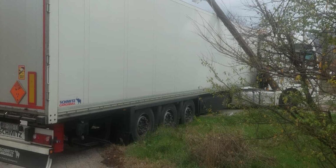 Τομεακή Επιτροπή Κοζάνης του ΚΚΕ: Η πρόσφατη πρόσκρουση φορτηγού στο Καπνοχώρι Κοζάνης σε κολόνα του ΔΕΔΔΗΕ που μετέφερε πολεμικό υλικό προς στρατόπεδο της Κοζάνης επιβεβαιώνει πως η ασφάλεια του λαού βρίσκεται σε κίνδυνο 