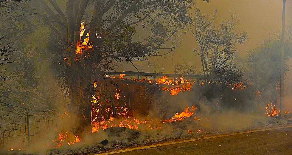 Δραματικές ώρες στην Αχαΐα - Τραυματίες, καμένα σπίτια, εκκενώθηκαν οικισμοί