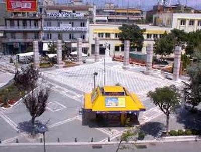 Κεντρική Πλατεία – Η έλλειψις ζωτικού χώρου είναι προκλητικά εμφανής