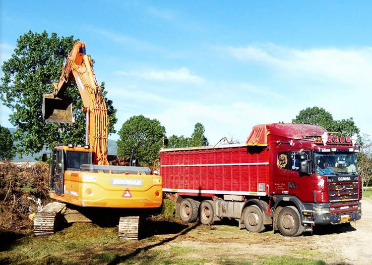 Εργασίες αποκατάστασης στο χώρο του πρώην στρατοπέδου, στο 3ο χλμ Πτολεμαΐδας-Ασβεστόπετρας από τα συνεργεία του Δήμου Εορδαίας