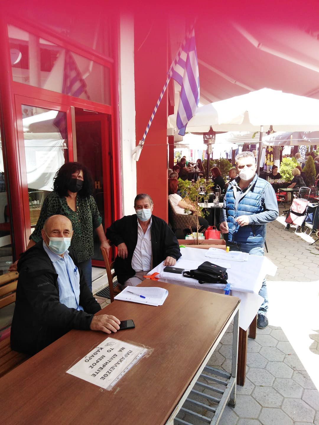 Σε σημερινή Δράση του Συλλόγου Καρκινοπαθών-16 ΙΟΥΝΙΟΥ  Ο προσωρινός Πρόεδρος σε περίπτερο που στήθηκε μπροστά από το ΚΑΠΗ-εντός της Λαϊκής Αγοράς, διένειμε φυλλάδια και ενημέρωνε τον κόσμο για τις εξελίξεις στον Σύλλογο