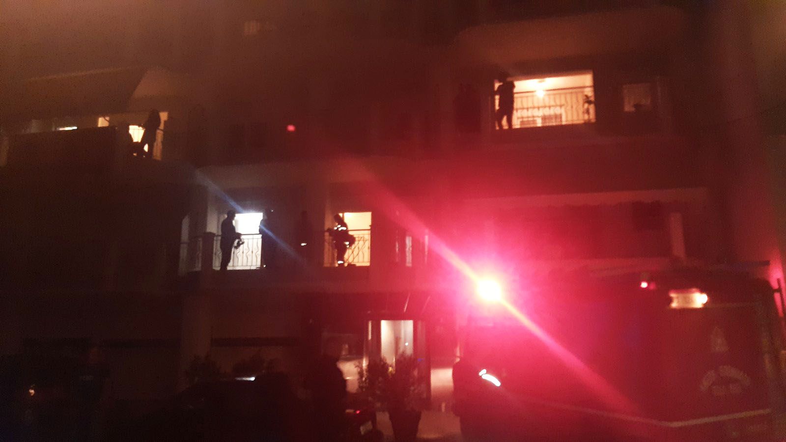 Φωτιά στον πρώτο όροφο οικοδομής, στην οδό Δημοκρατίας 21
