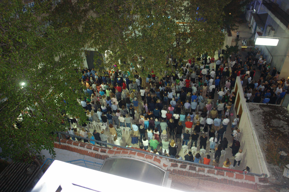 Τα εγκαίνια του εκλογικού κέντρου Πλακεντά, η παραγωγή του "μαζάνθρωπου", η οσμή της εξουσίας και το σάμαλι που είναι λίγο