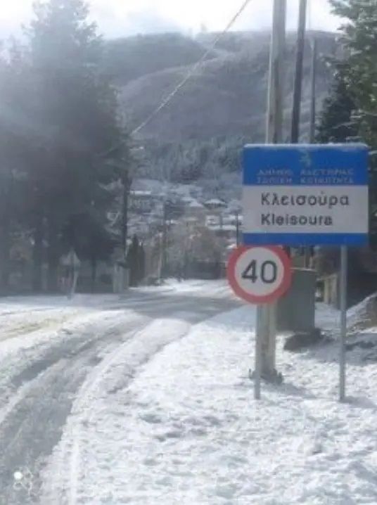 Από νωρίς το πρωί τα αποχιονιστικά μηχανήματα του Δήμου Καστοριάς στους δρόμους (φωτογραφίες)